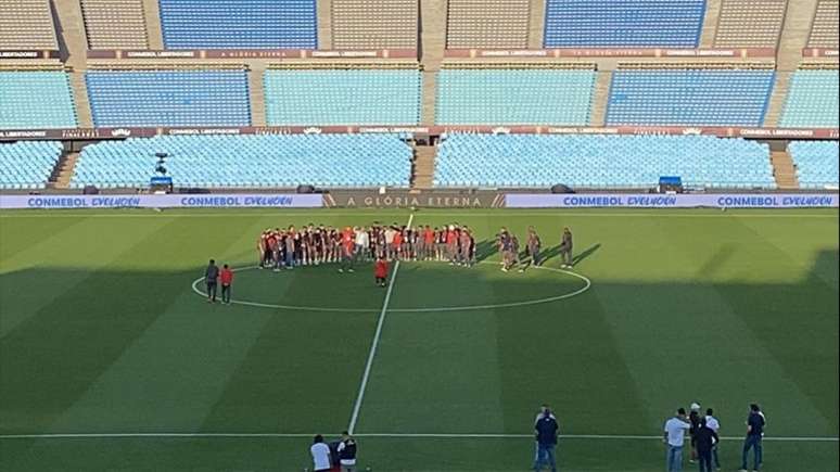 Delegação do Flamengo tirou uma foto no gramado antes de deixar o Centenário (Foto: Lazlo Dalfovo / Lance!)