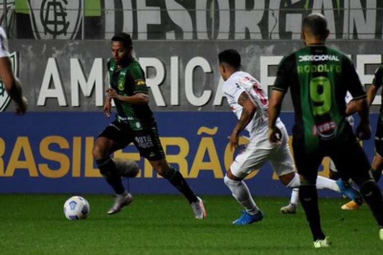 O Coelho sucumbiu à qualidade do Massa Bruta no primeiro turno, em Belo Horizonte-(Mourão Panda/América-MG(