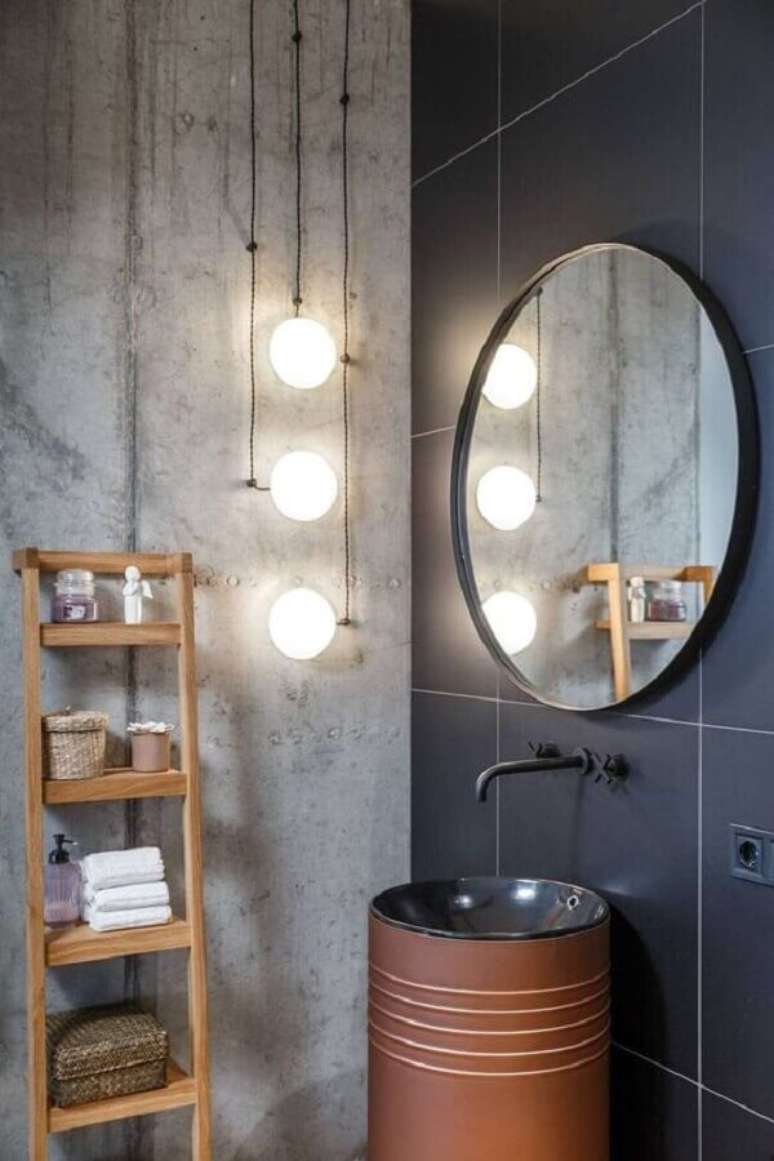 36. Espelho redondo para banheiro decoração industrial com parede de cimento queimado – Foto: HomeAdore