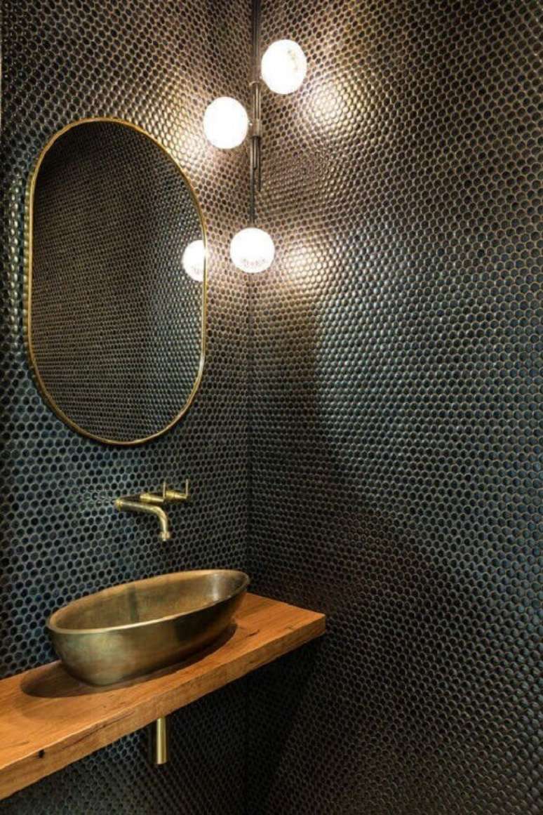 15. Banheiro industrial moderno decorado com cuba bronze e pastilha hexagonal – Foto: Desire To Inspire