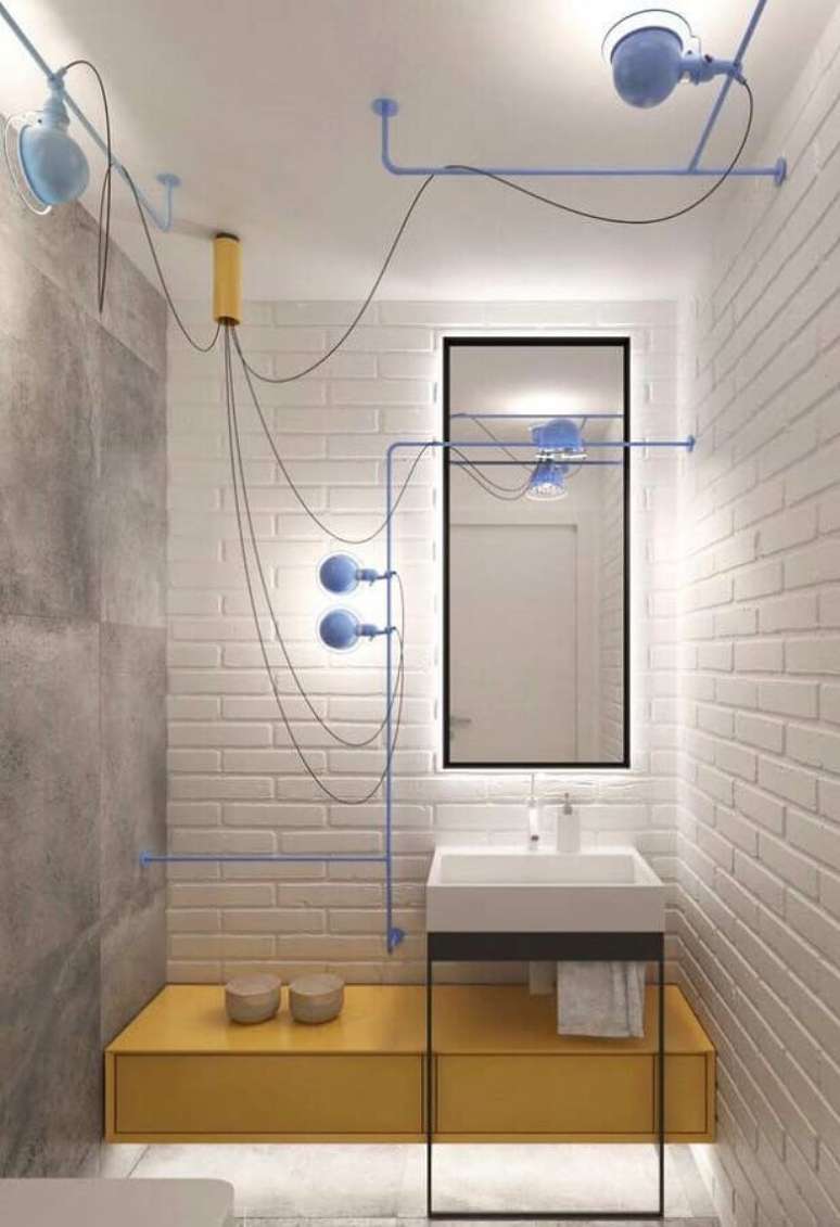 21. Decoração clean para banheiro industrial com tubulação pintada de azul e parede de tijolinho branco – Foto: Home Fashion Trend