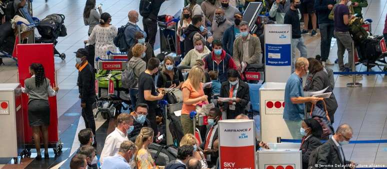 Aeroporto de Paris: passageiros esperam para retornar à África do Sul