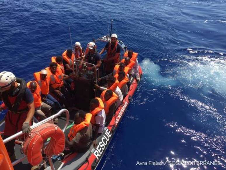 Migrantes resgatados pela ONG SOS Méditerranée em agosto de 2019, no Mediterrâneo Central