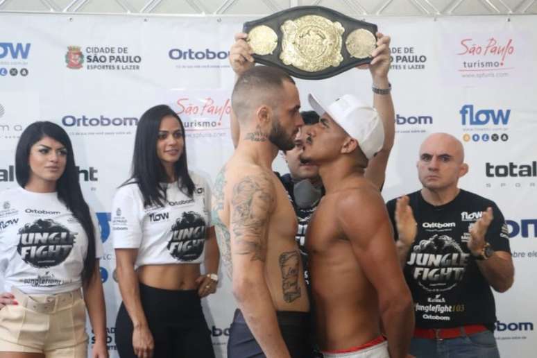 O campeão Lucas Almeida coloca o título dos leves em disputa diante de Ítalo Trindade (Foto: Leonardo Fabri)