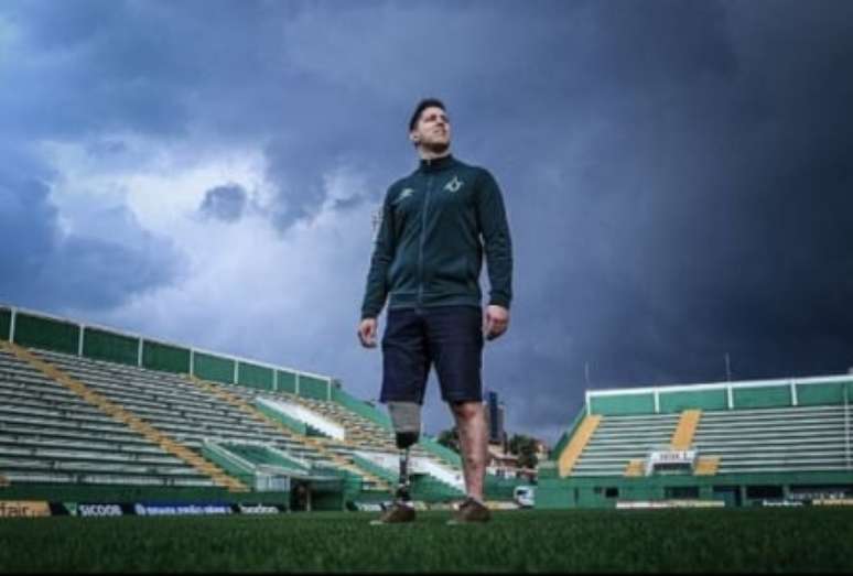Após a queda do avião da Chapecoense, Jakson Follmann perdeu a perna direita e teve que se aposentar do futebol aos 24 anos (Foto: Márcio Cunha/ACF)