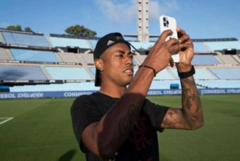Bruno Henrique em reconhecimento ao gramado do Estádio Centenário, palco da decisão (Foto: Alexandre Vidal / Flamengo)