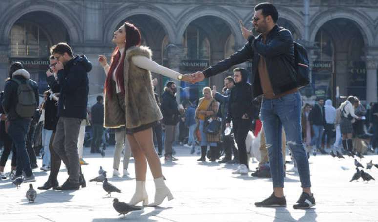Turistas na Piazza del Duomo, no centro de Milão: uso de máscaras ao ar livre volta a ser obrigatório