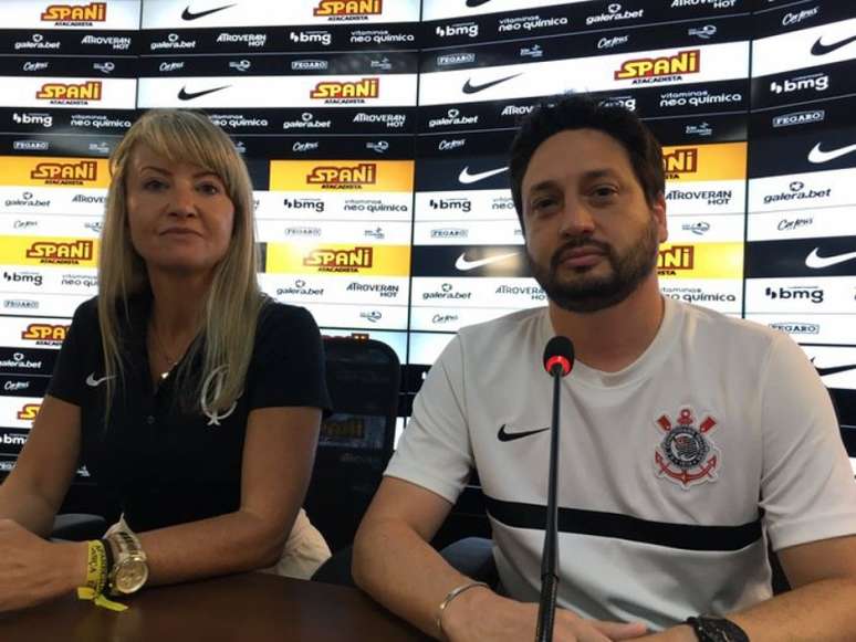 Cristiane Gambaré e Arthur Elias na entrevista coletiva que deram juntos (Reprodução/Twitter/@SCCPFutFeminino)