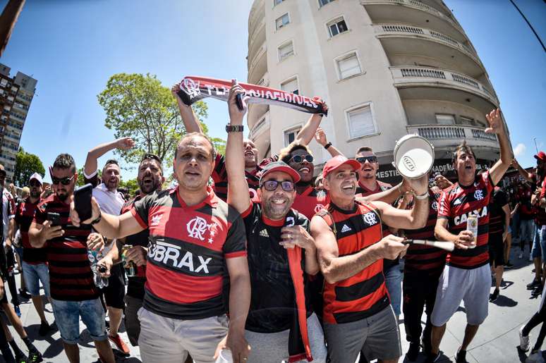 Torcedores se concentram antes da partida entre Palmeiras e Flamengo neste sábado, 27