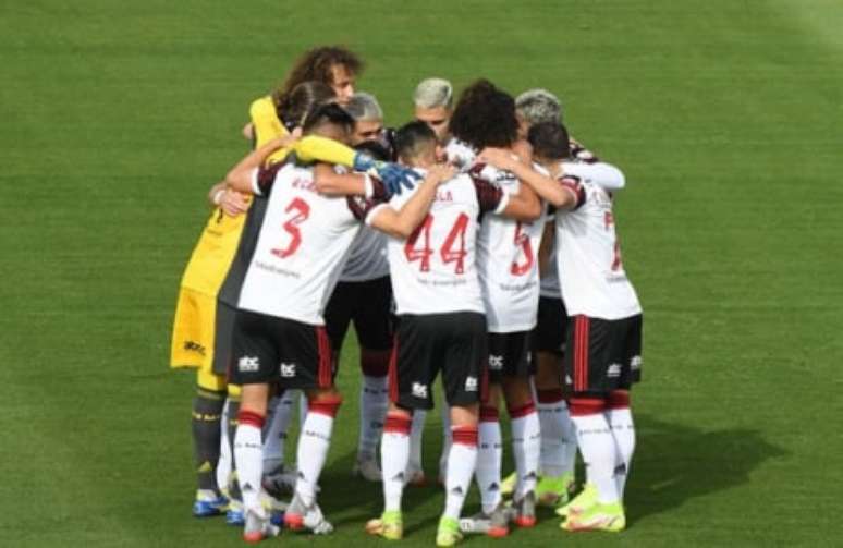 Jogadores do Flamengo em uma última corrente antes da final da Libertadores (Foto: EITAN ABRAMOVICH/AFP)