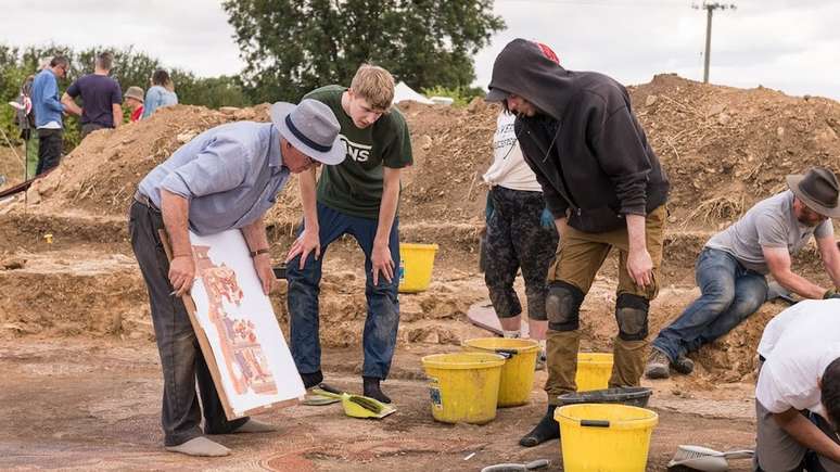 Escavações urgentes começaram após o jovem encontrar cerâmicas no local