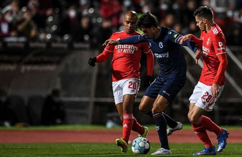 Benfica goleou o Belenenses em partida encerradas com 46 minutos (Foto: PATRICIA DE MELO MOREIRA / AFP)