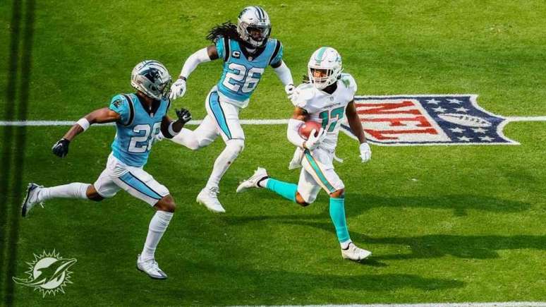 Jaylen Waddle foi o pesadelo dos Panthers (Miami Dolphins)