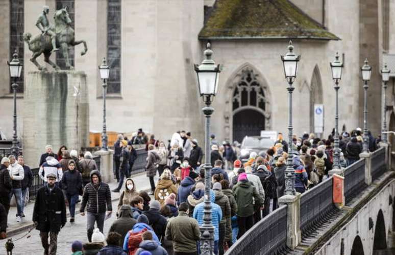 Fila para votar em referendo em Zurique, cidade mais populosa da Suíça