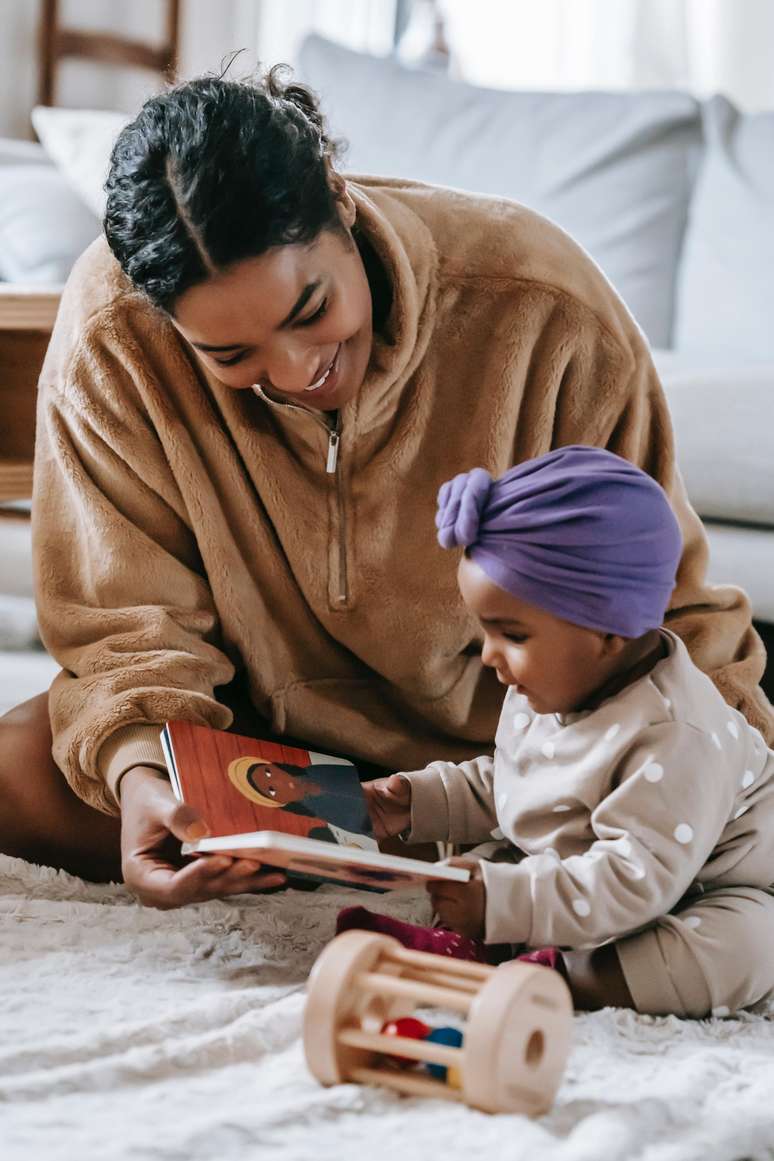 Mãe E Bebê Lendo Um Livro