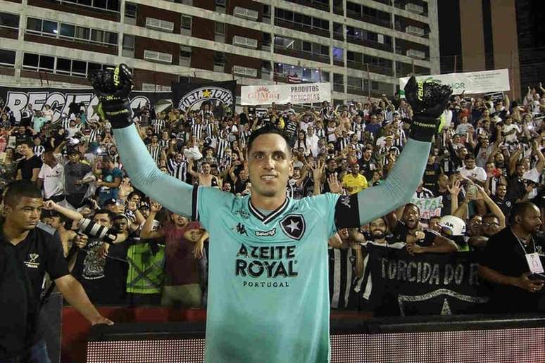 Gatito com a torcida do Botafogo (Foto: Vítor Silva/Botafogo)