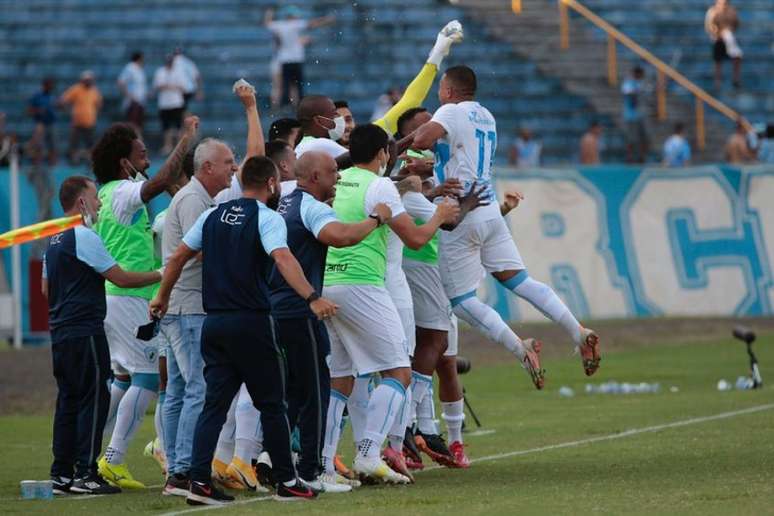 Jogadores do Londrina fazem a festa após notícia do tropeço do Remo (Foto: Ricardo Chicarelli/ Londrina EC.)