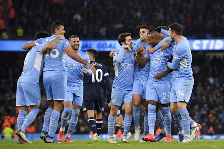 Manchester City venceu o West Ham e encostou no líder Chelsea (Foto: OLI SCARFF / AFP)