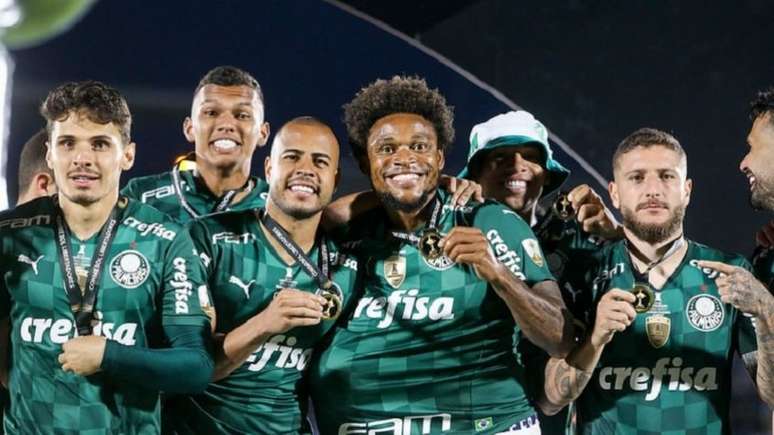 Jogadores recebem medalha e o clube receber uma boa grana da premiação (Foto: Cesar Greco/Pameiras)