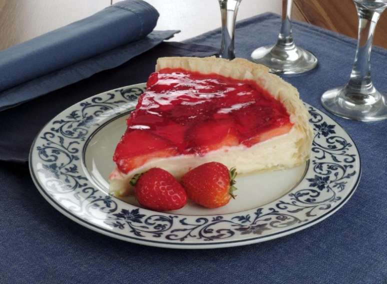 Guia da Cozinha - Torta folhada de morango e leite em pó