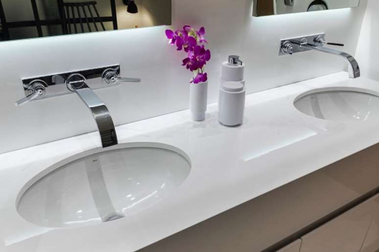 5. Cuba de embutir dupla para banheiro moderno &ndash; Projeto Thiago Manarelli e Ana Paula Guimaraes