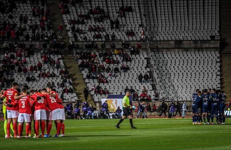 Atletas do Benfica possuem baixo risco de contaminação por nova variante da Covid-19 (PATRICIA DE MELO MOREIRA / AFP)