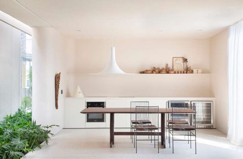 10. Cozinha da Casa Alva na casa cor com cuba de embutir e torneira escondida &ndash; Projeto de MCA Estudio