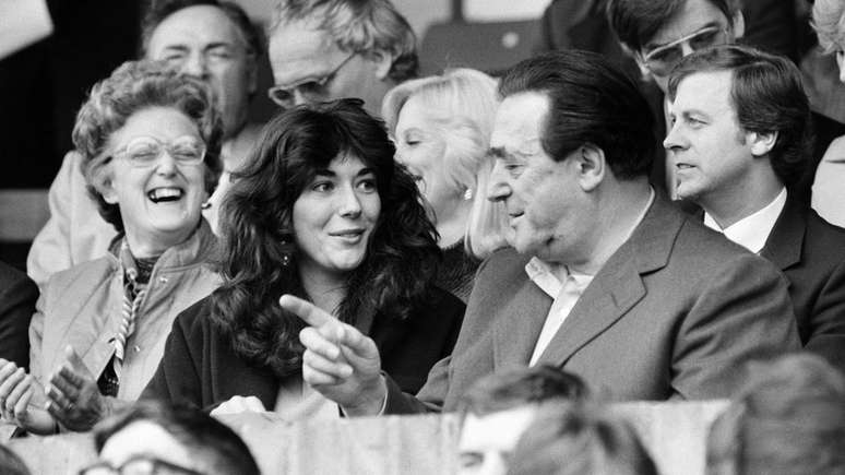 Ghislaine Maxwell com o pai Robert Maxwell, em foto de 1984; ela cresceu em mansão e foi educada em Oxford