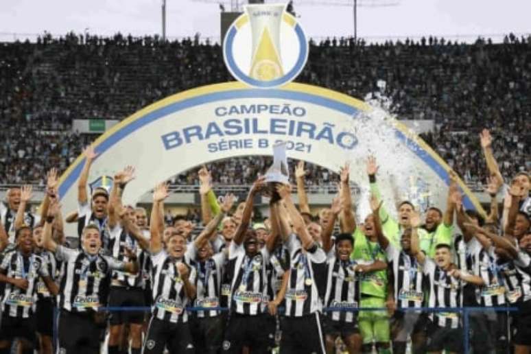 Botafogo com o troféu (Foto: Vítor Silva/Botafogo)