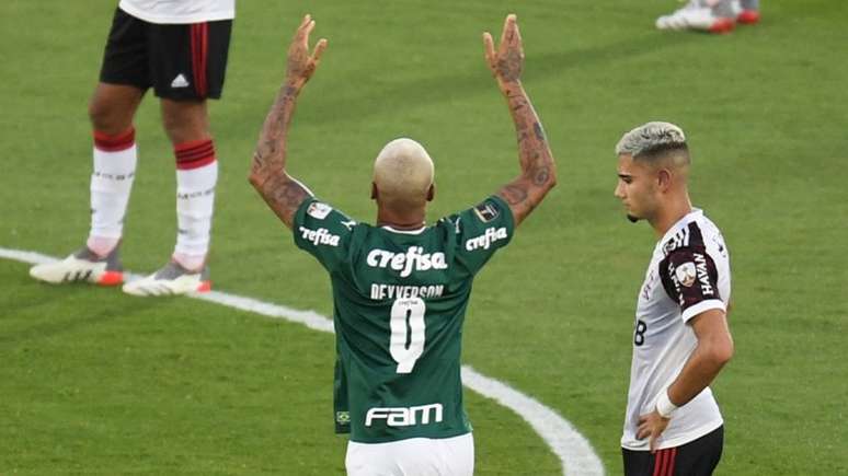 Deyverson aproveitou falha de Andreas e deu o tri para o Palmeiras (Foto: EITAN ABRAMOVICH / AFP)