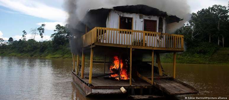 Balsas incendiadas pela PF foram localizadas já distantes da região que atraiu garimpeiros nas últimas semanas