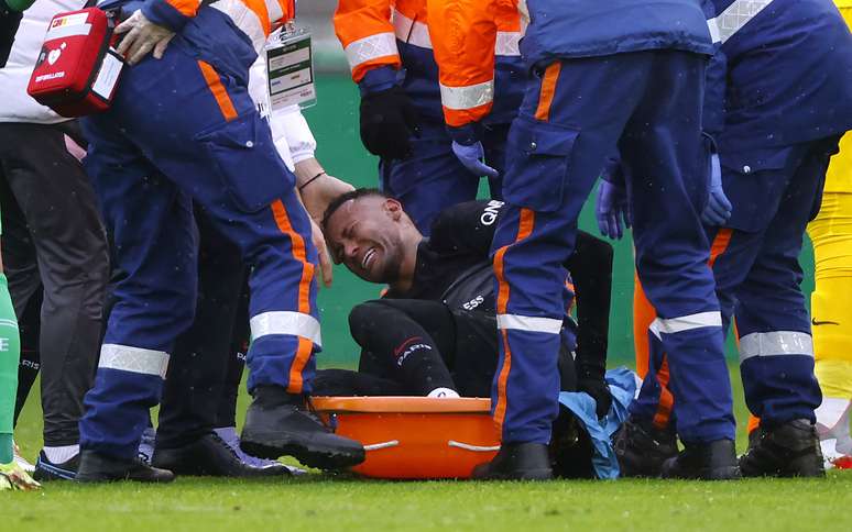 Neymar deixou o campo chorando após torção no tornozelo