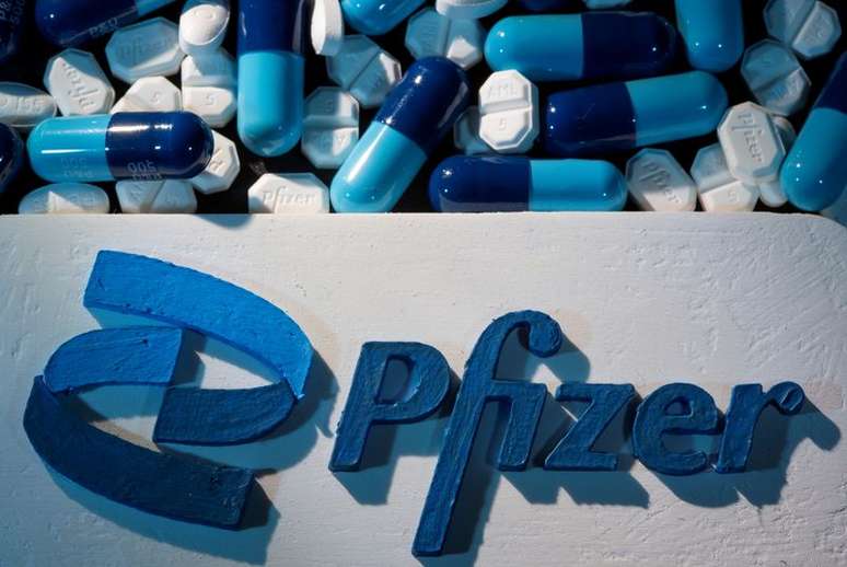 Logo da Pfizer ao lado de comprimidos fabricados pela farmacêutica em foto de ilustração
29/09/2021 REUTERS/Dado Ruvic