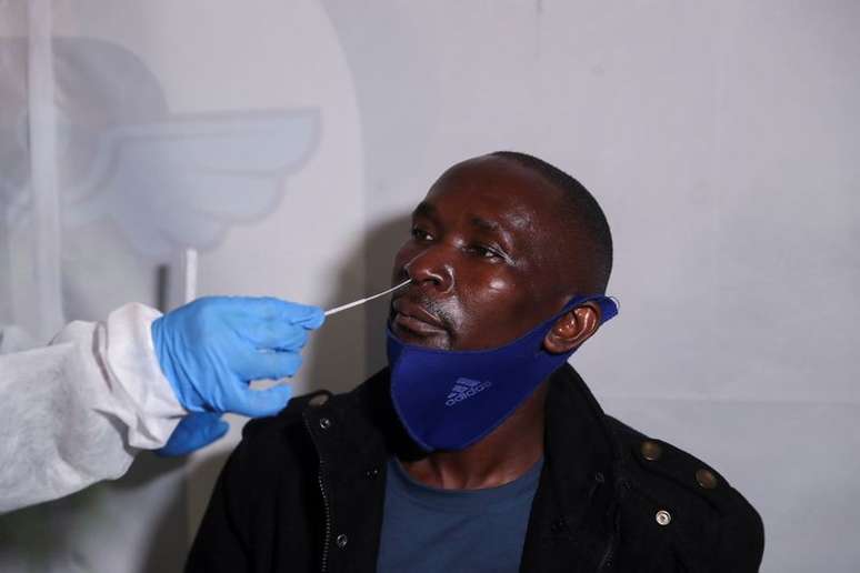 Passageiro faz teste PCR da Covid-19 antes de viajar para Uganda no Aeroporto Internacional Tambo, em Johanesburgo, África do Sul
28/11/2021 REUTERS/ Sumaya Hisham