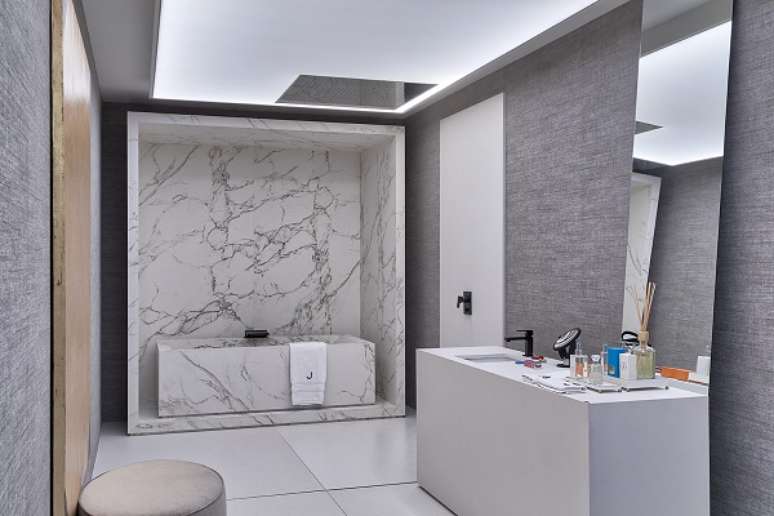 6. Cuba de embutir para banheiro moderno com bancada na cor branca &ndash; Foto Joao Armentano