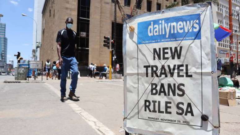 Cartaz sobre restrições de viagem a países africanos é exibido em Harare, no Zimbábue