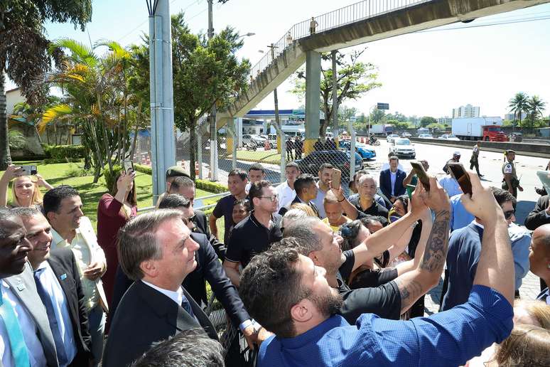 Bolsonaro posa para foto com apoiadores