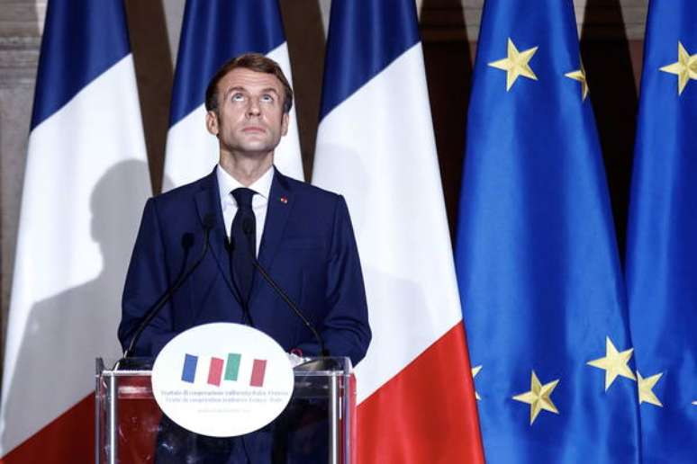 Emmanuel Macron durante uma coletiva de imprensa em Roma