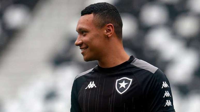 Ewerton em treinamento pelo Botafogo (Foto: Vítor Silva/Botafogo)