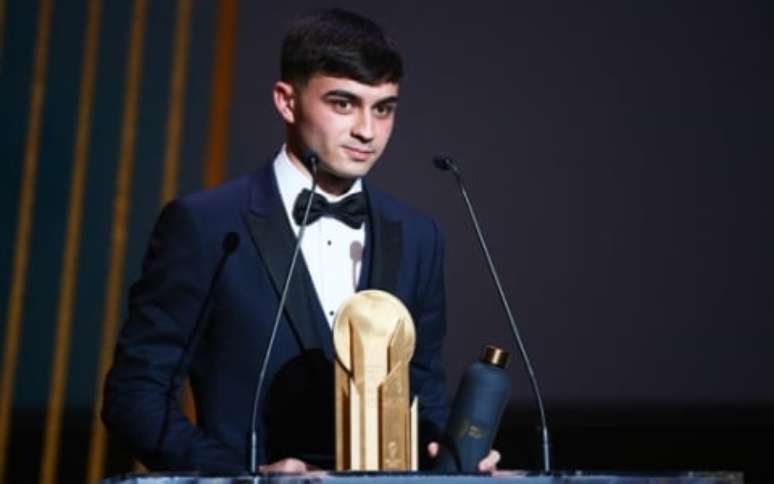 Pedri com o troféu Kopa (Foto: FRANCK FIFE / AFP)