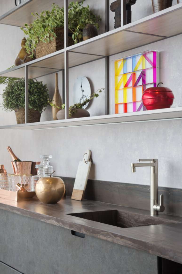 2. Cozinha estilo industrial com cuba de embutir e torneira moderna – Foto Deca