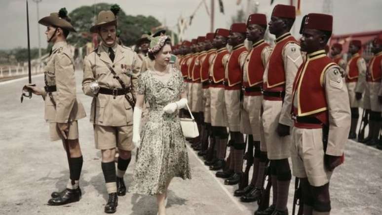 Elizabeth em visita à Nigéria em 1956; ex-colônias foram reunidas na Commonwealth