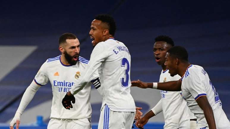 Vinícius Júnior e Benzema são os protagonistas do Real Madrid na temporada (GABRIEL BOUYS / AFP)