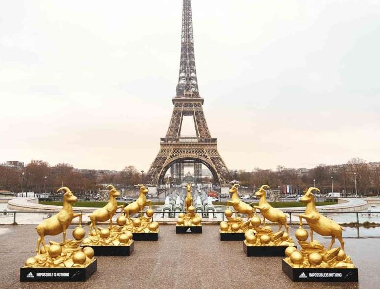 Sete estátuas de bode em homenagem a Messi foram expostas em frente à Torre Eiffel (Divulgação)