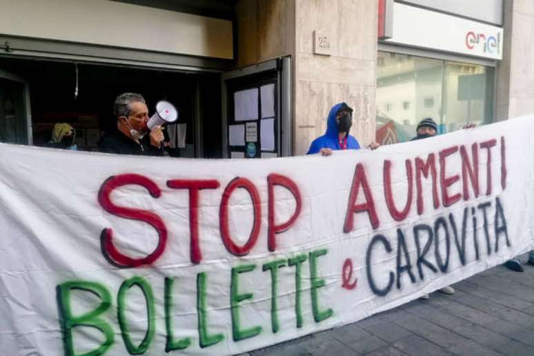 Protesto contra aumentos recorrentes na conta de luz em Nápoles, sul da Itália