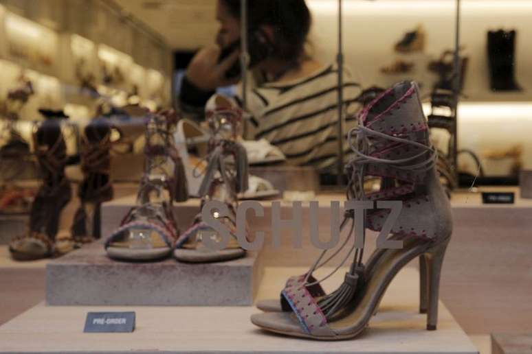 Cal&ccedil;ados em loja de marca da Arezzo em Nova York, EUA 
19/03/2016
REUTERS/Brendan McDermid