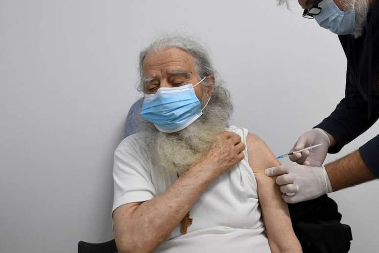 Idoso toma vacina da Pfizer-BioNTech contra a Covid-19 no Monte Athos, Grécia
16/11/2021 REUTERS/Alexandros Avramidis