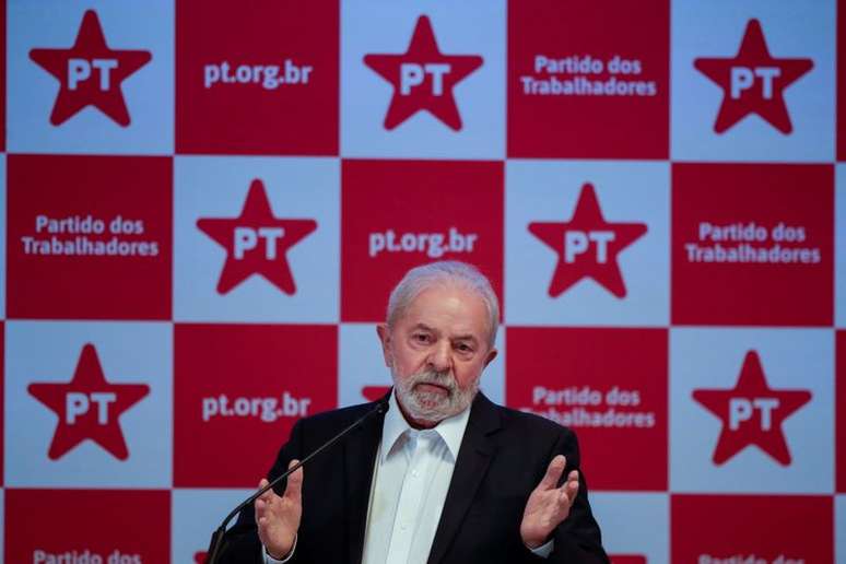 Ex-presidente Luiz Inácio Lula da Silva durante entrevista coletiva em Brasília
08/10/2021 REUTERS/Ueslei Marcelino