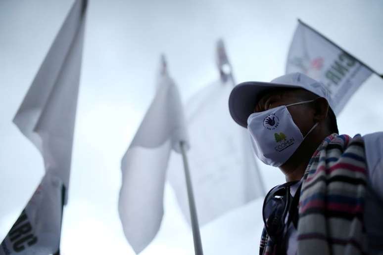 Ex-guerrilheiro das Farc durante protesto em Bogotá, Colômbia
01/11/2020 REUTERS/Luisa Gonzalez