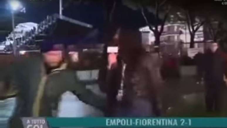 Câmeras da Toscana TV flagraram o momento em que o torcedor assedia a jornalista Greta Beccaglia durante uma transmissão ao vivo